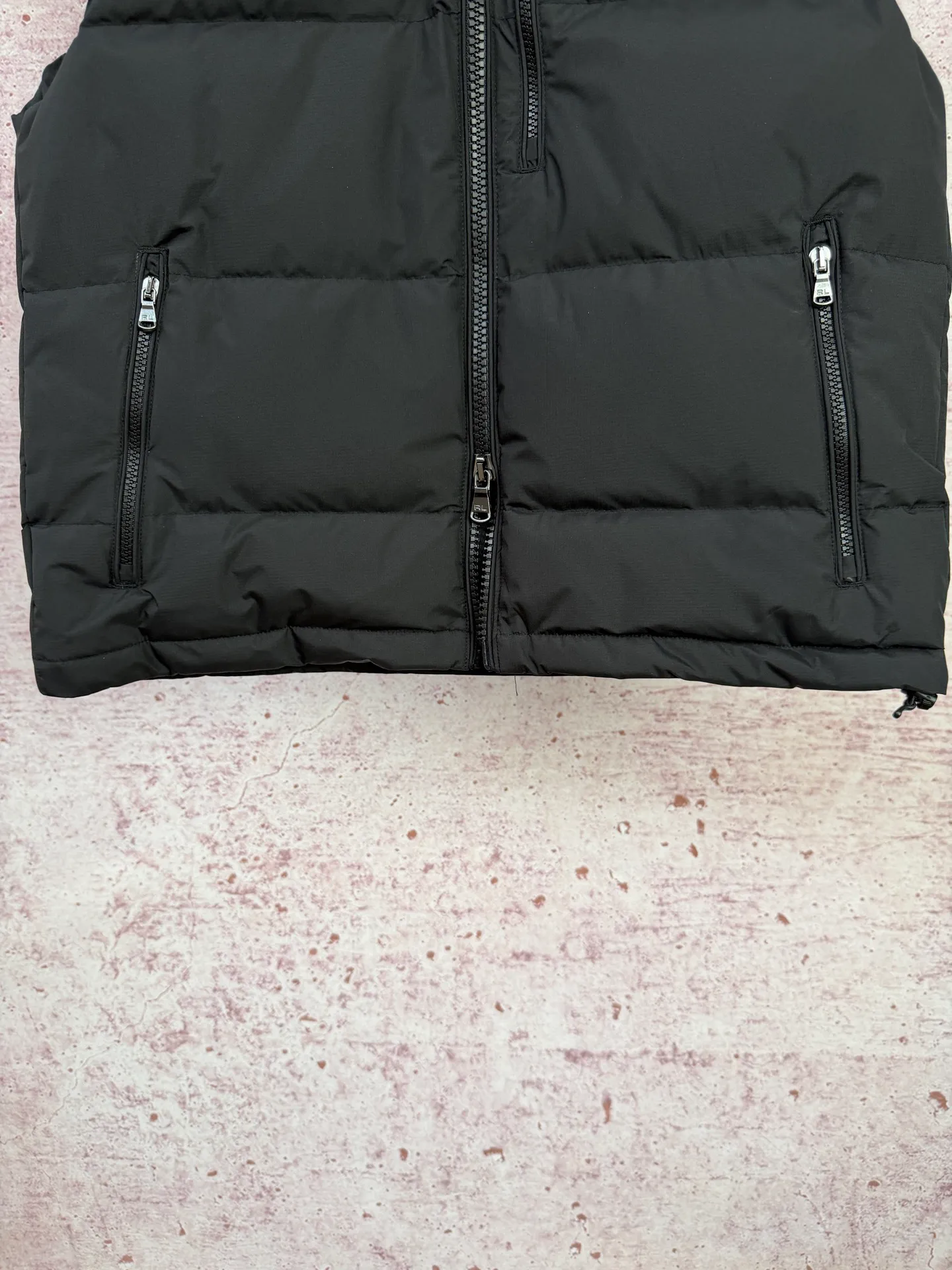 P500 Ralph Lauren embroidered down vest (top version of pure down) 100% pure down, a classic evergreen style, the same cold-proof artifact used by celebrities and Internet celebrities, 1:1 replica, from fabrics, fillings to auxiliary materials, all-round benchmarking against the original quality. It uses an imported Behringer embroidery machine, 10,000-needle electric embroidery technology, and imported No. 7 needles and embroidery thread to create a full, three-dimensional, clear-textured polo logo on the chest, which can be called a "moving texture badge." Double-layer locked velvet interior, bid farewell to the worry of velvet running away. The inner lining adopts a nylon double-layer sealed velvet structure to strictly prevent velvet drilling. The hem has a built-in adjustable drawstring, making it more windproof and cold-proof. Paired with a customized No. 8 YKK zipper, a must-have item for autumn and winter.
